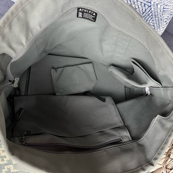 Athleta Kinetic Large Tote, used once. Metropolis Grey - Picture 8 of 8